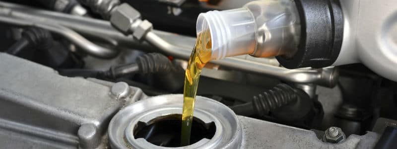 Bouchon de remplissage d'huile dans un moteur diesel automobile