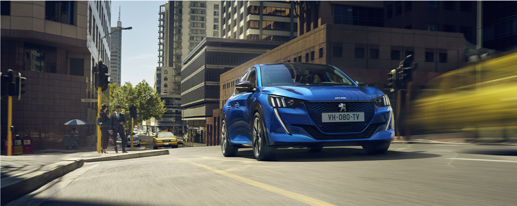 Nouvelle Peugeot 208 bleue en ville de trois quarts avant