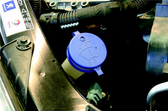 Réservoir de lave-glace à bouchon bleu sous le capot