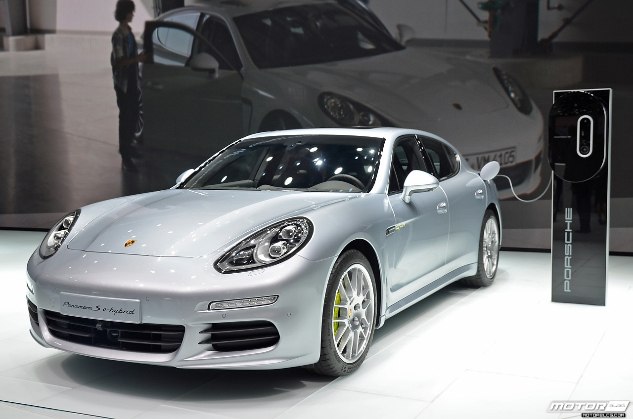 Porsche Panamera S e-hybrid grise en charge