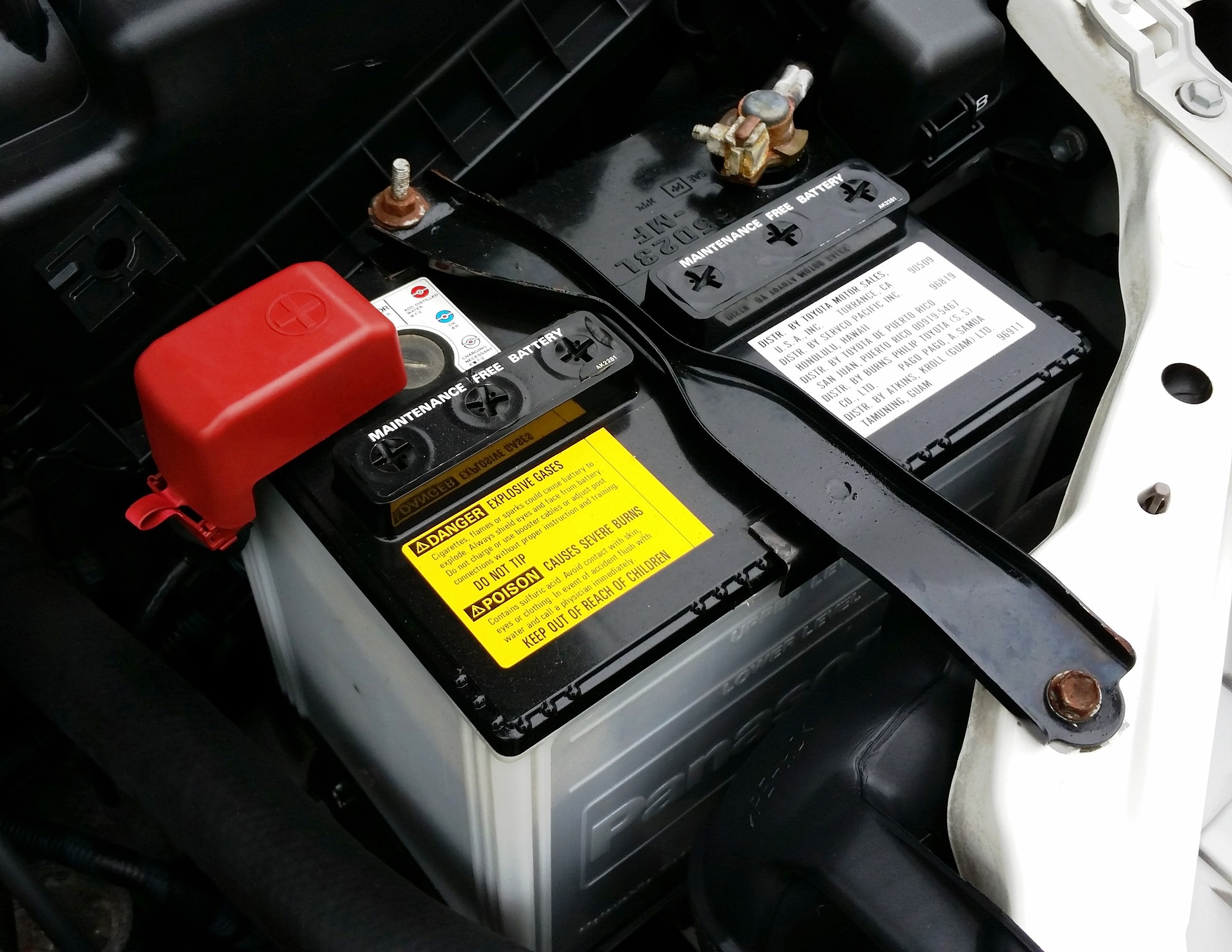 Batterie de voiture sous le capot