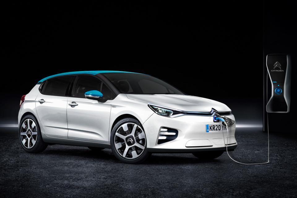 Citroën C4 électrique blanche en charge sur une borne