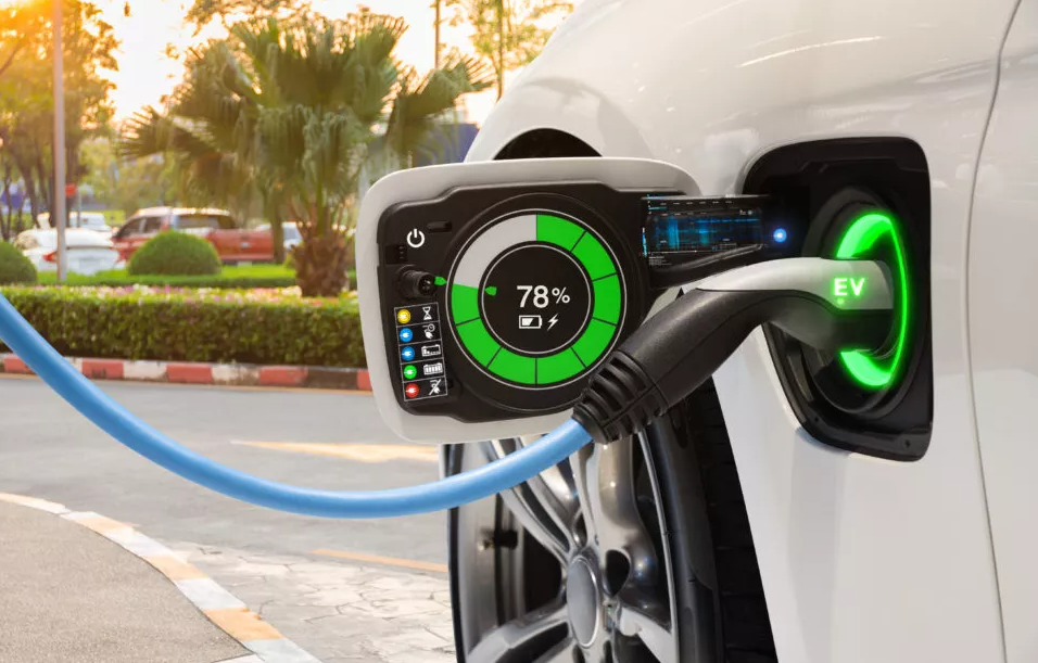 Recharge d’une voiture électrique affichant 78 % de batterie