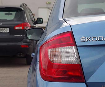 Feu arrière d'une Skoda bleue