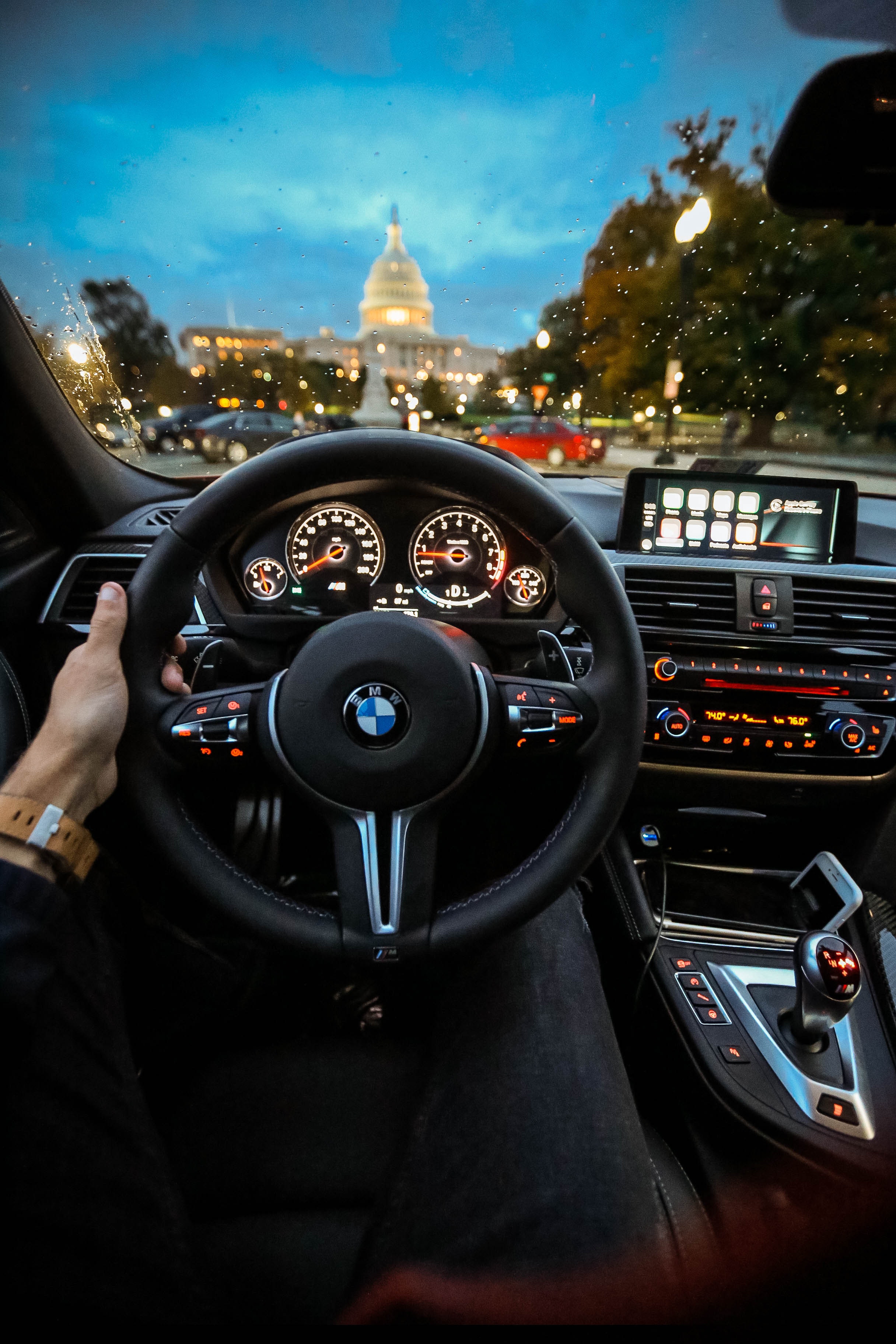 Conducteur au volant d’une BMW de nuit