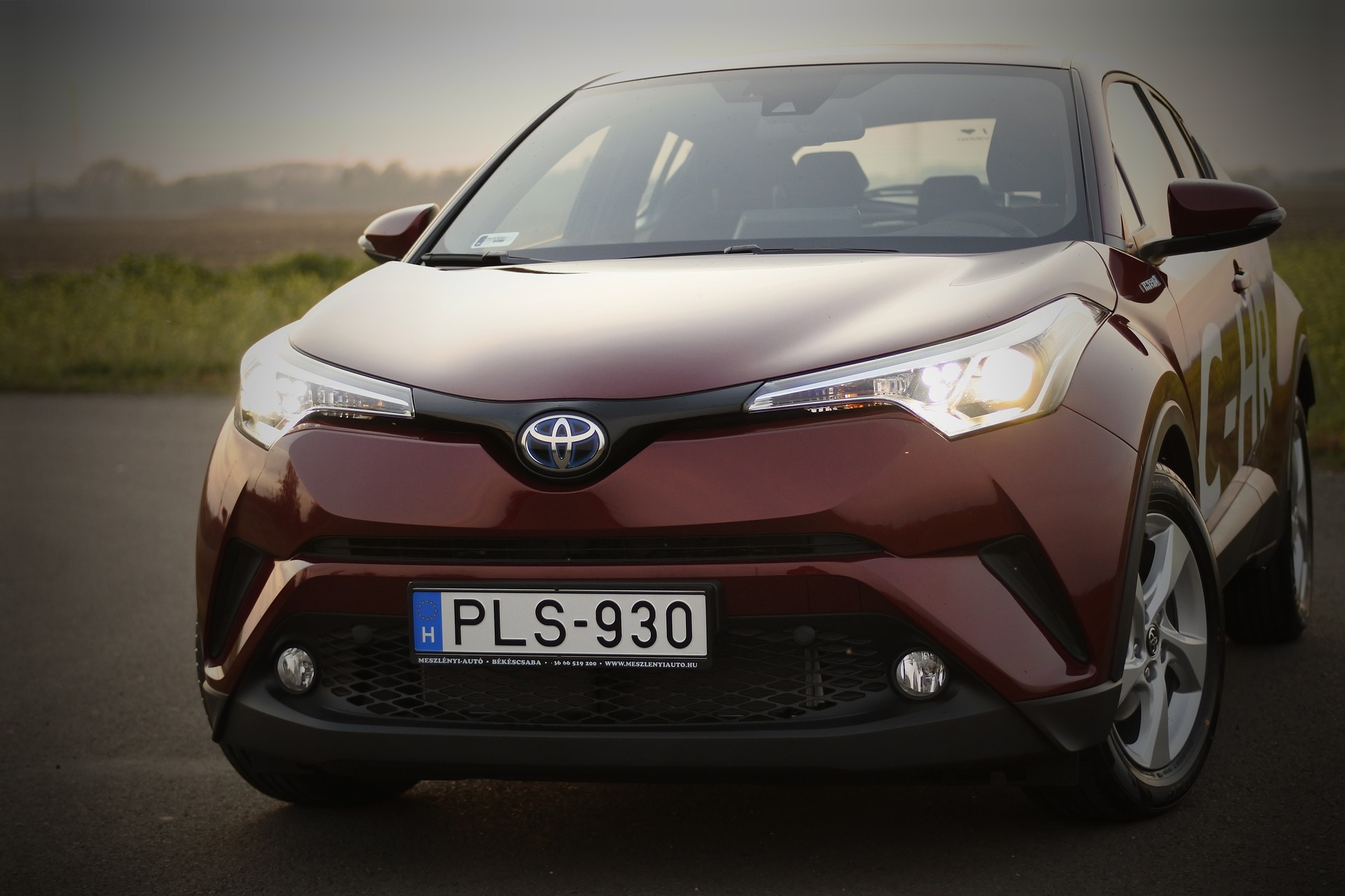 Toyota C-HR hybride rouge de face